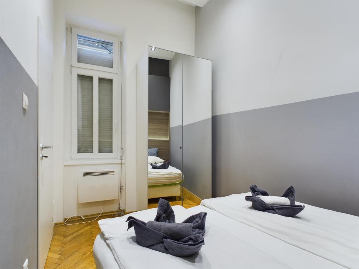 Gray Stylish Central Apartment Budapest Exterior photo