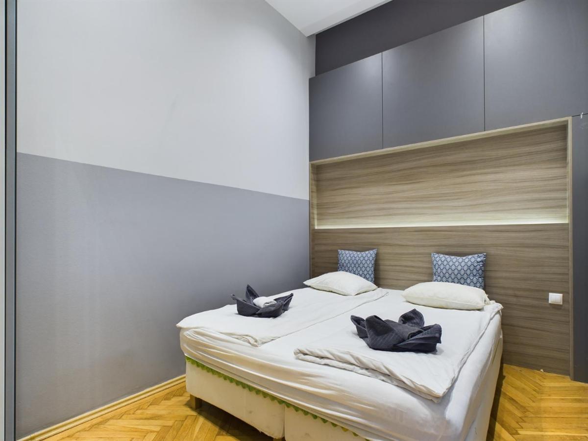 Gray Stylish Central Apartment Budapest Exterior photo